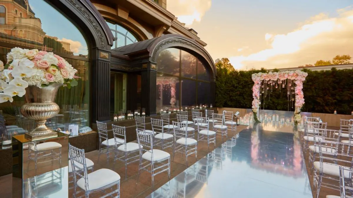 ديكور لعرس كلاسيكي في الهواء الطلق 