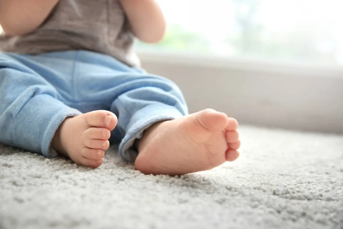 صورة لطفل يجلس