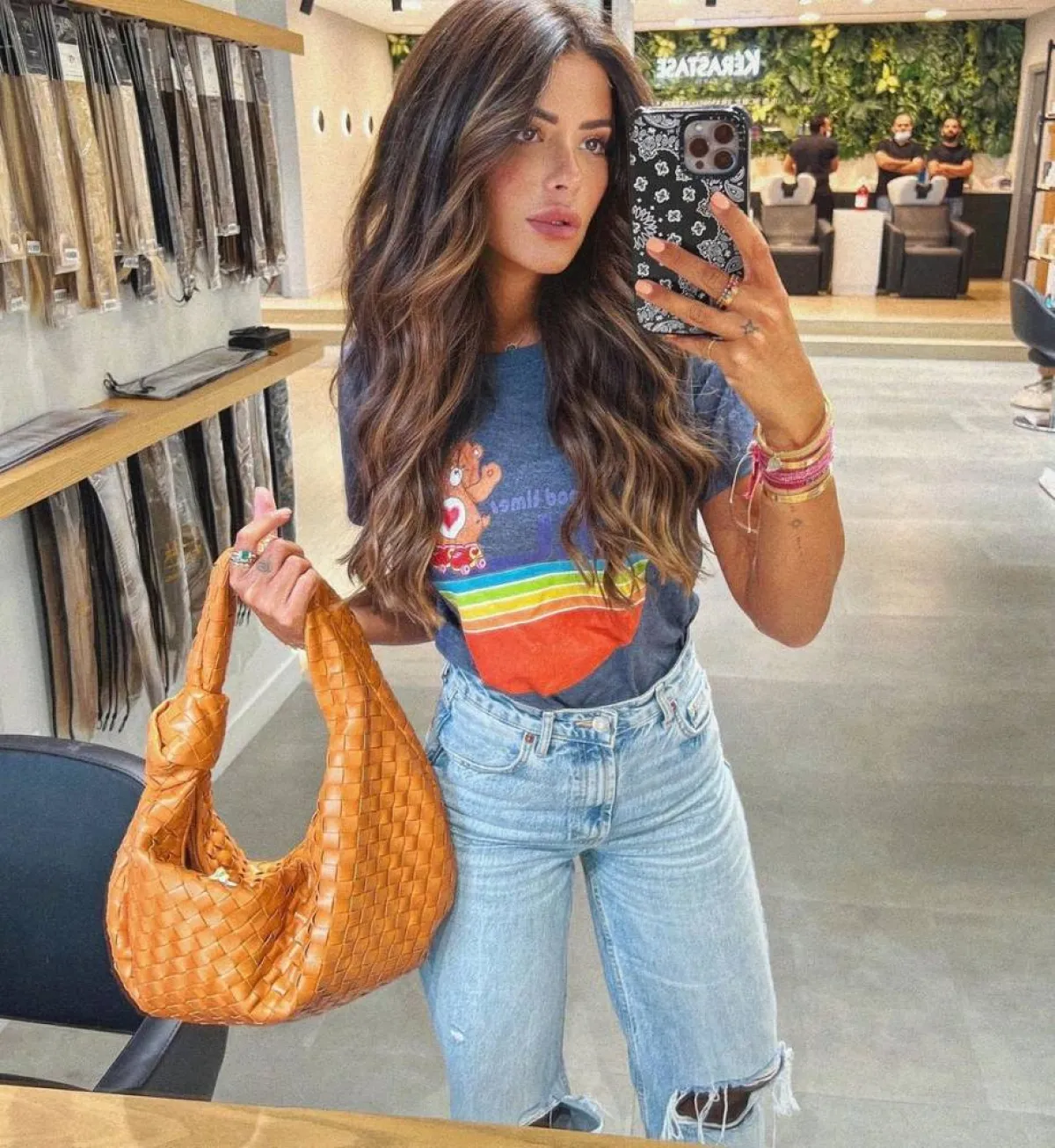 العنود بدر بتيشرت مطبوع باللون الرمادي 