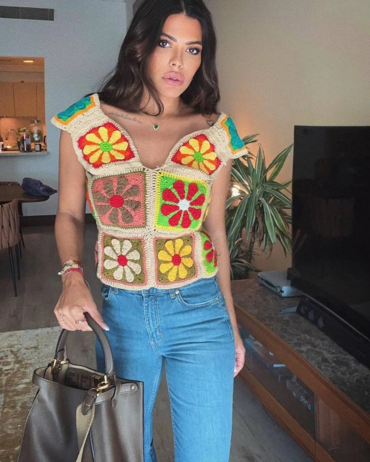 العنود بدر بتيشرت مطبوع ملون 