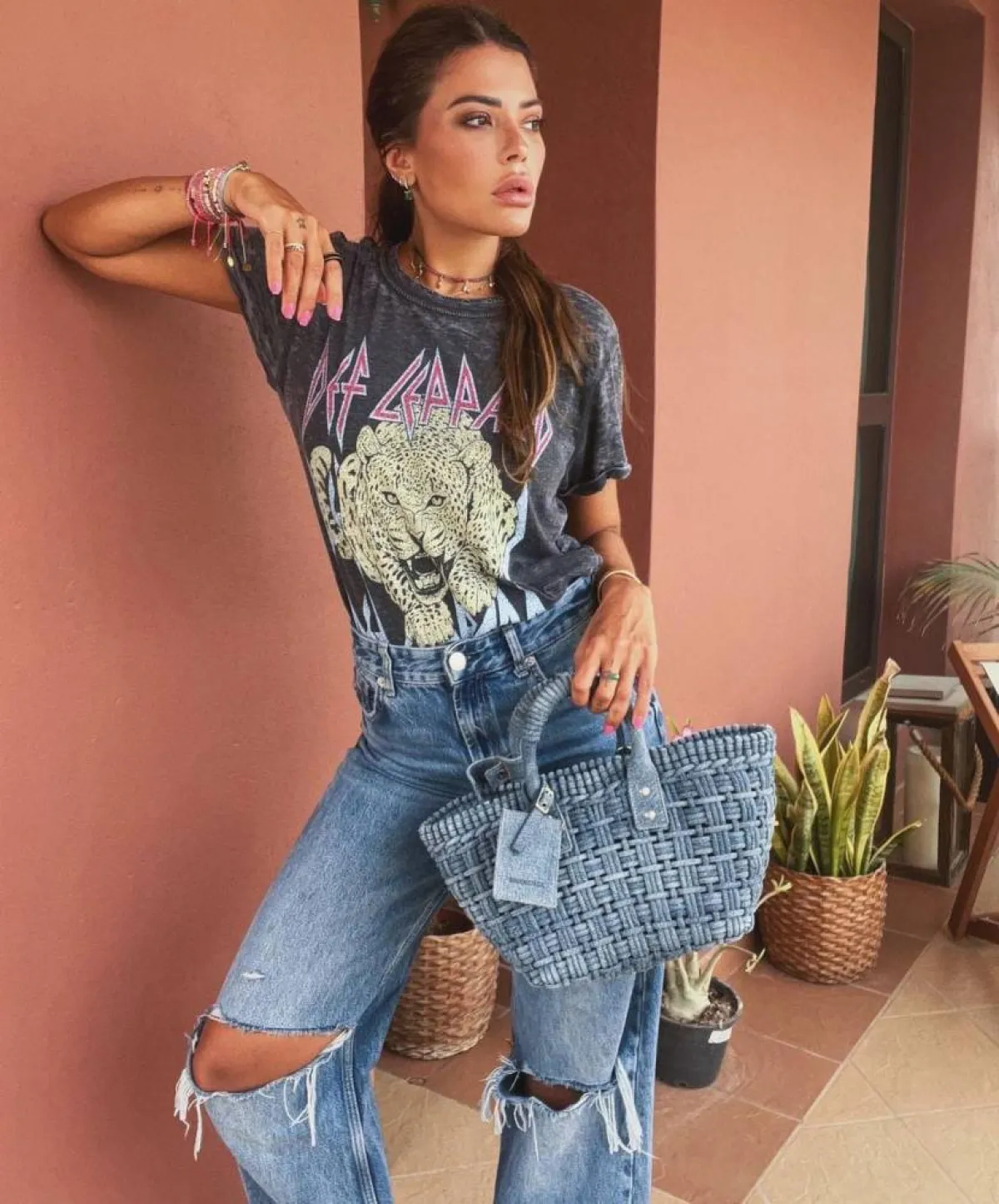 العنود بدر بتيشرت مطبوع باللون الرمادي 