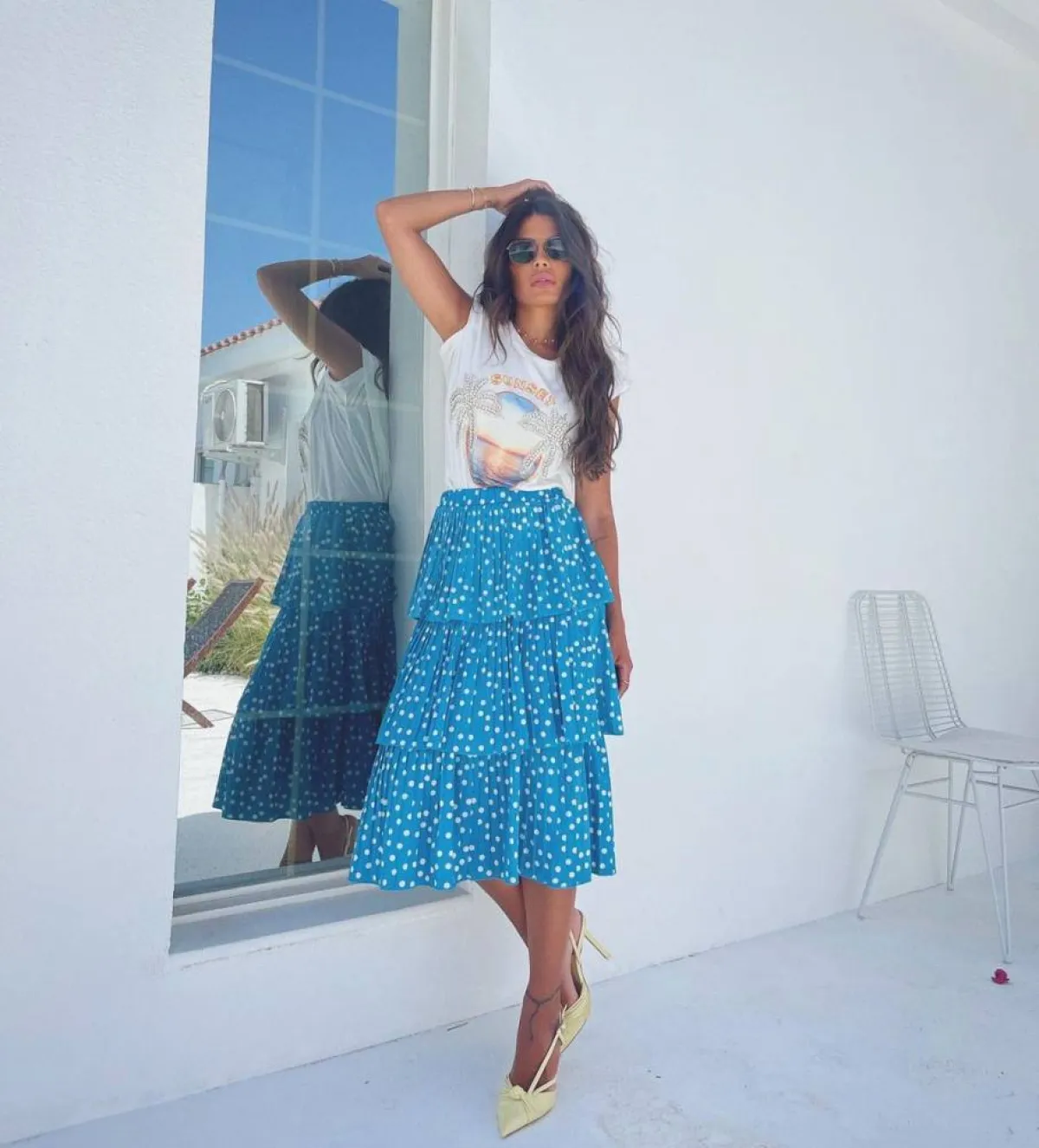 العنود بدر بتيشرت مطبوع باللون الأبيض 