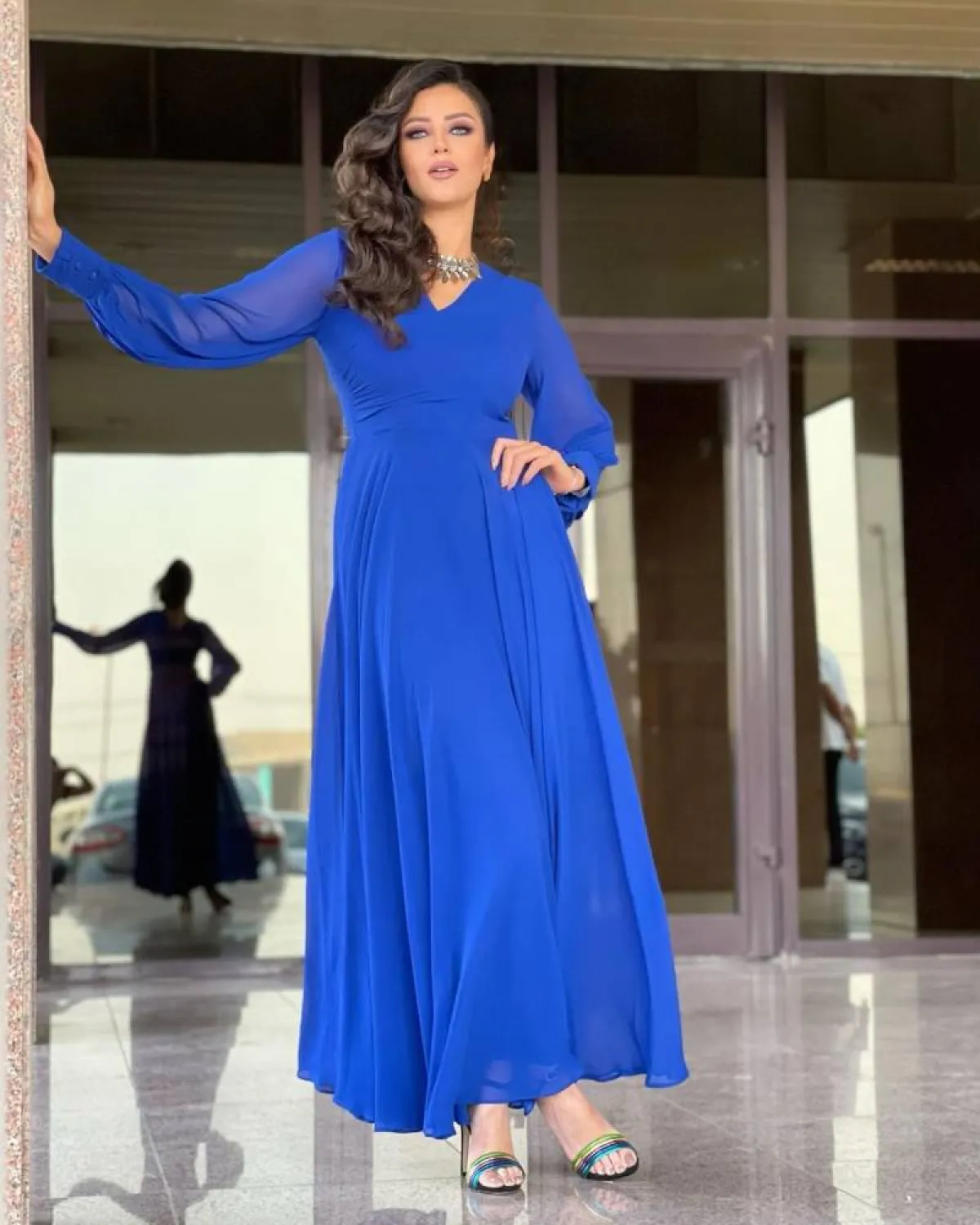 رضوى الشربيني بإطلالة مونوكروم باللون الأزرق 