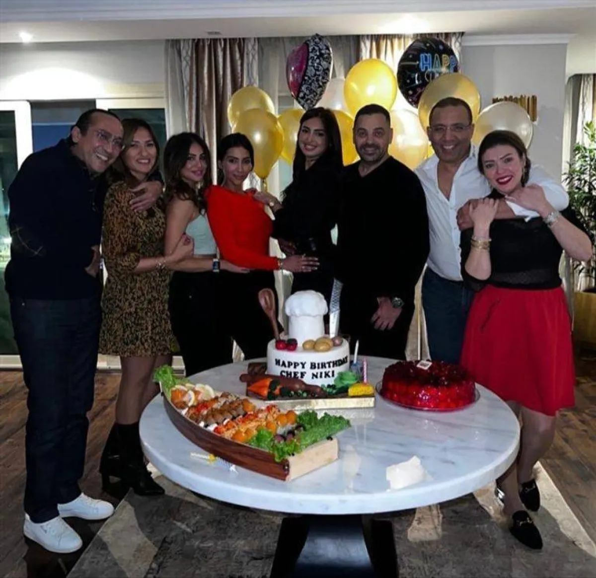 طارق العريان ونيكول سعفان خلال احتفاله بيوم ميلادها - الصورة من حساب نيكول على إنستغرام