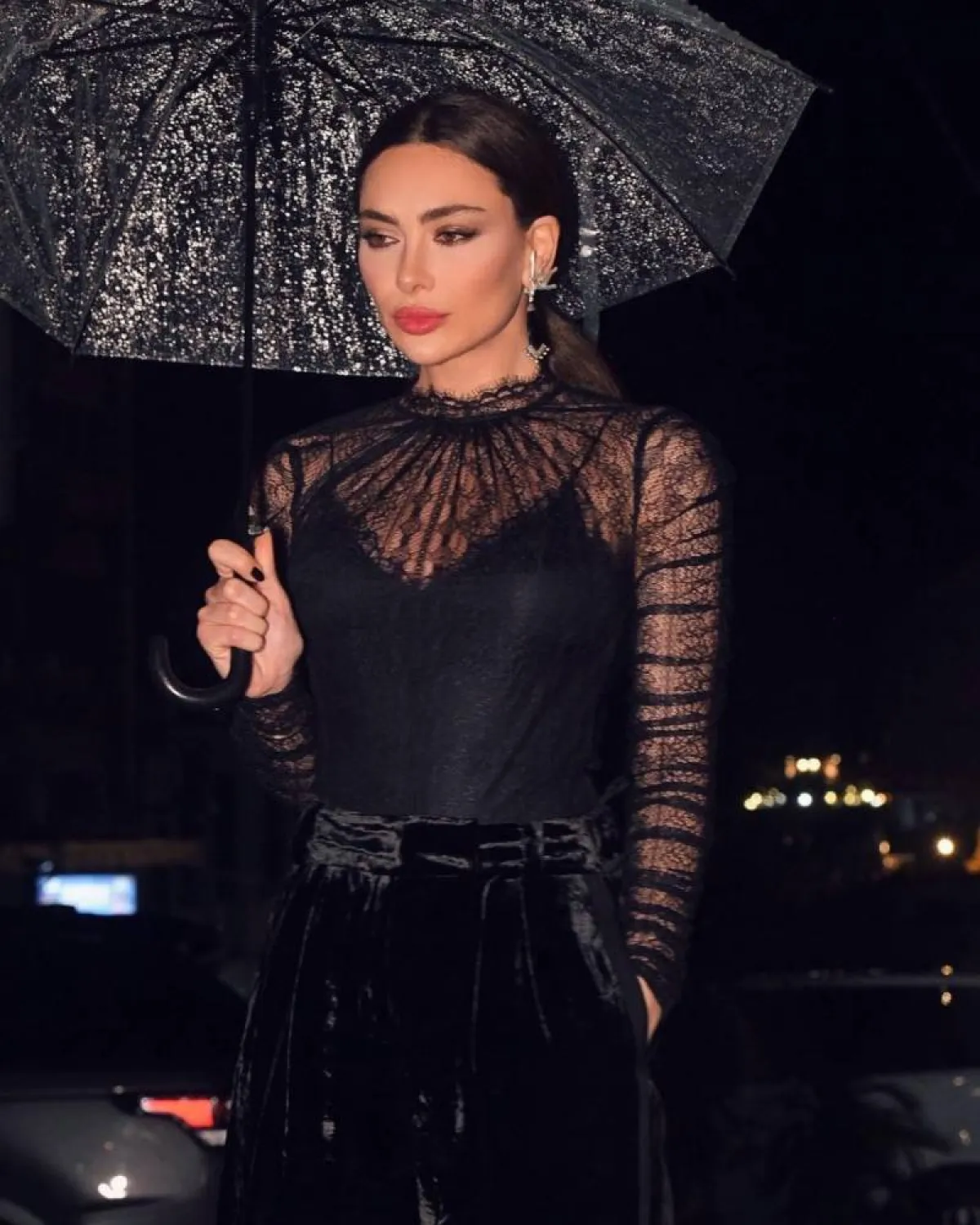 ستيفاني صليبا بطقم كلاسيكي باللون الأسود 