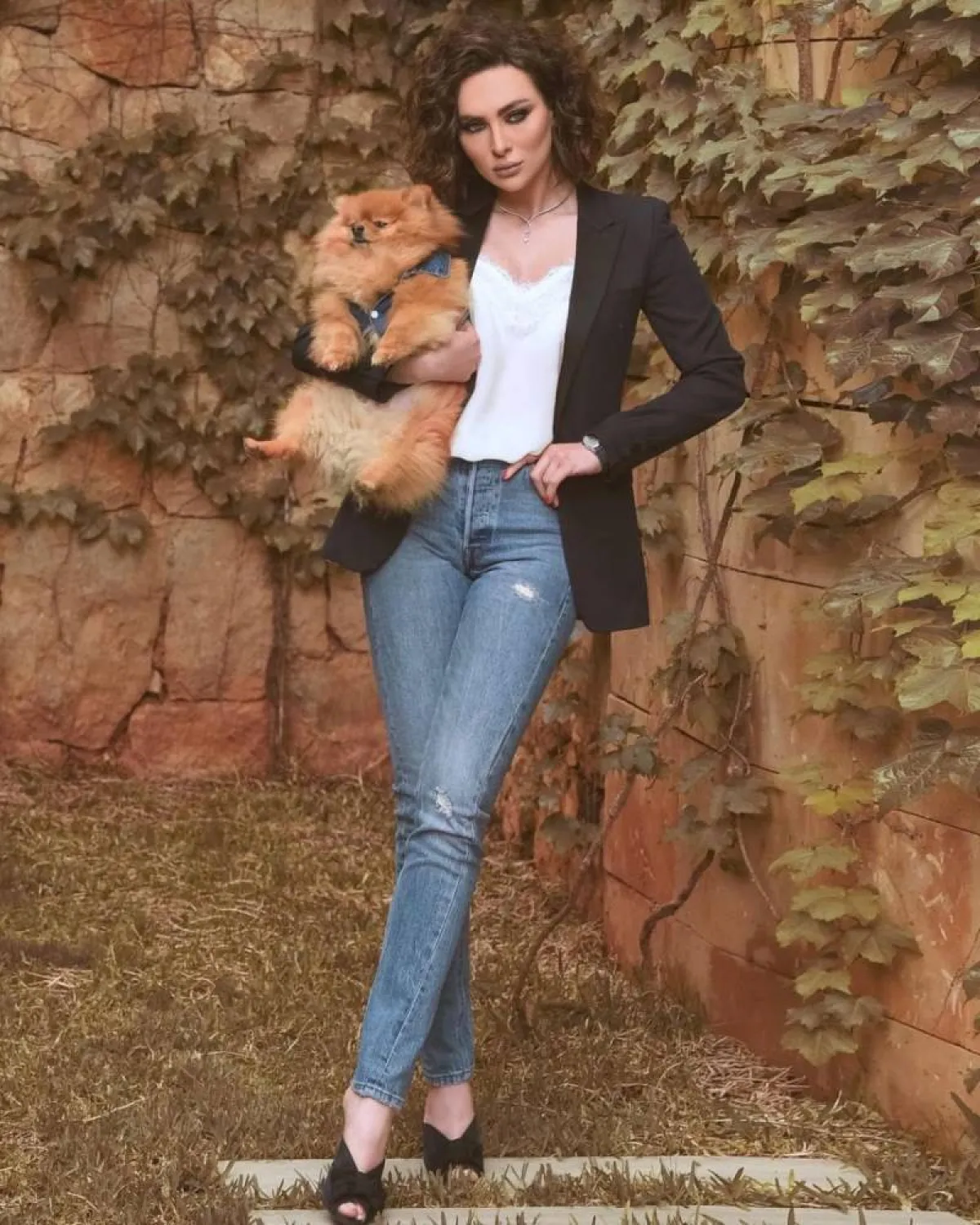 ستيفاني صليبا ببليزر رسمي  باللون الأسود  