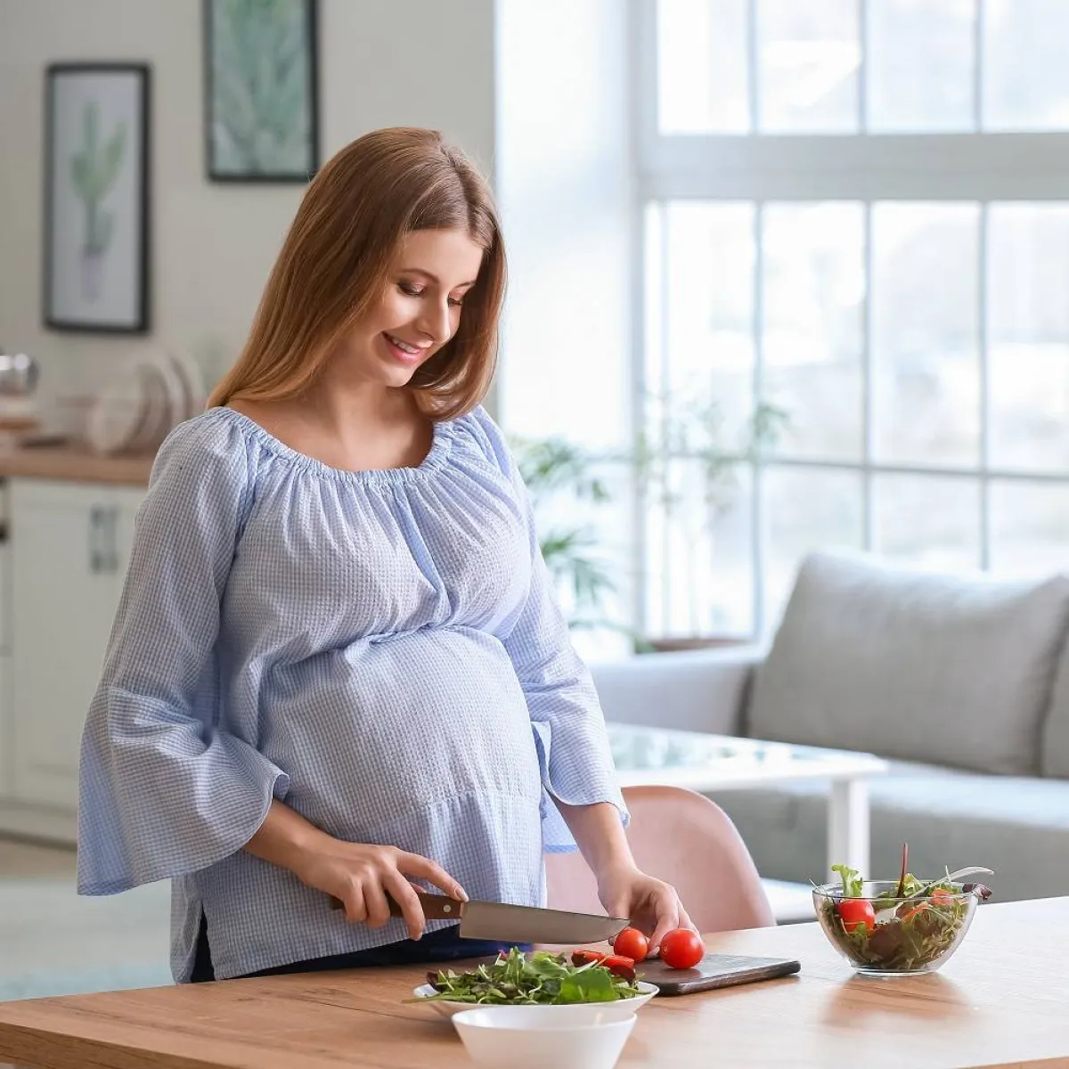 صورة لحامل تعِد طعامها