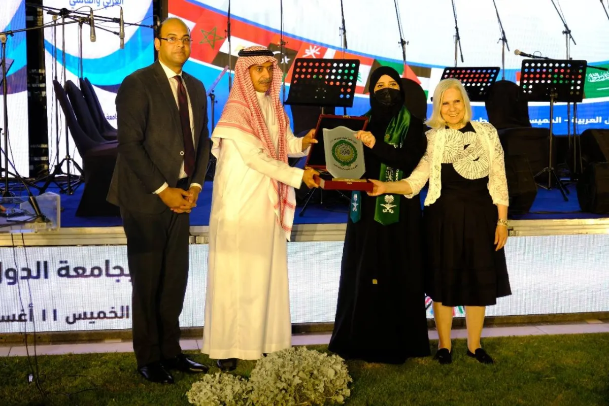 جامعة الدول العربية تكرم ابتسام العنزي الفائزة بالمركز الثالث لجائزة التميز للشباب العربي 2022 - الصورة من حساب الجامعة على تويتر