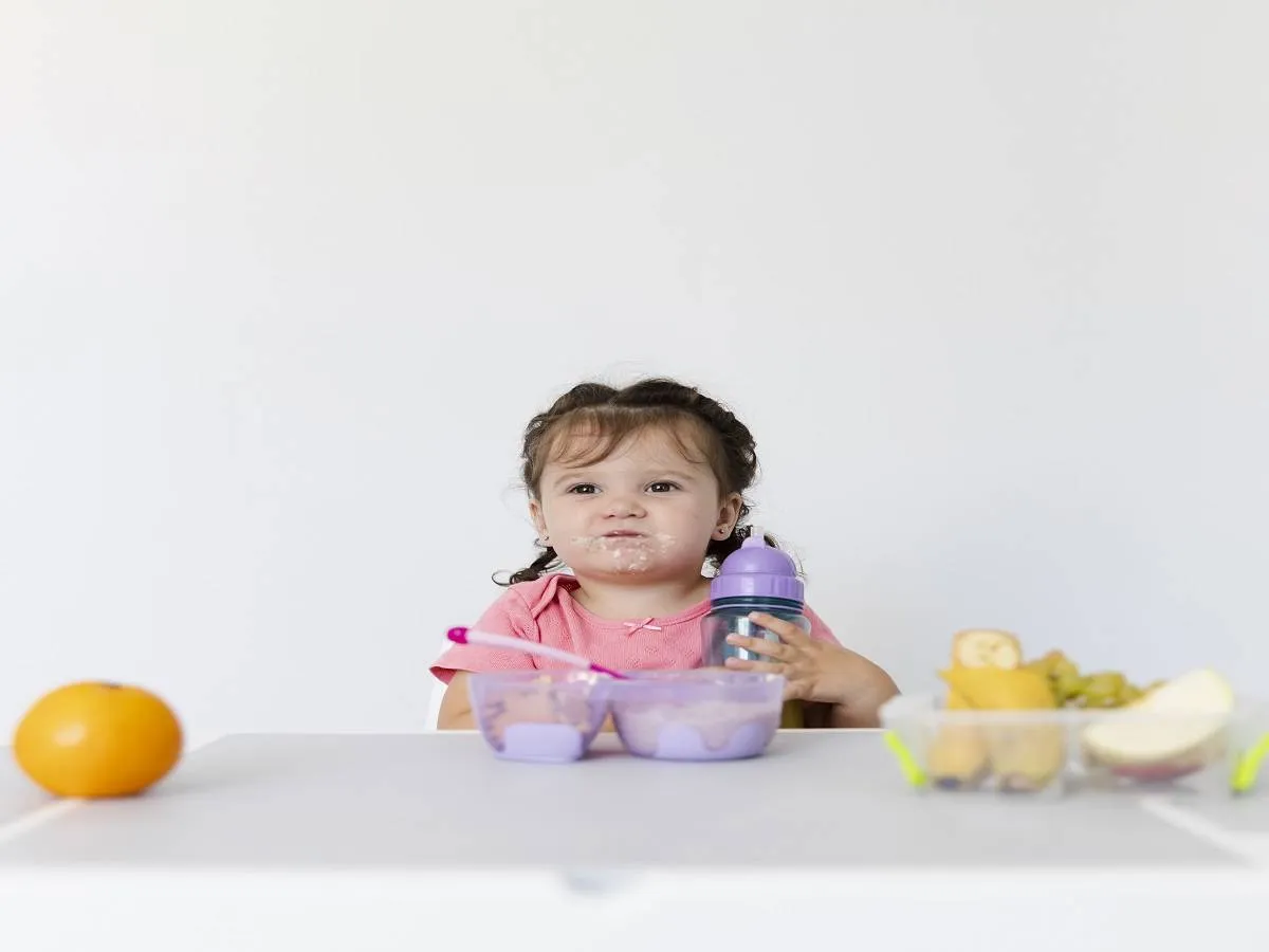 صورة لطفلة تتناول الطعام