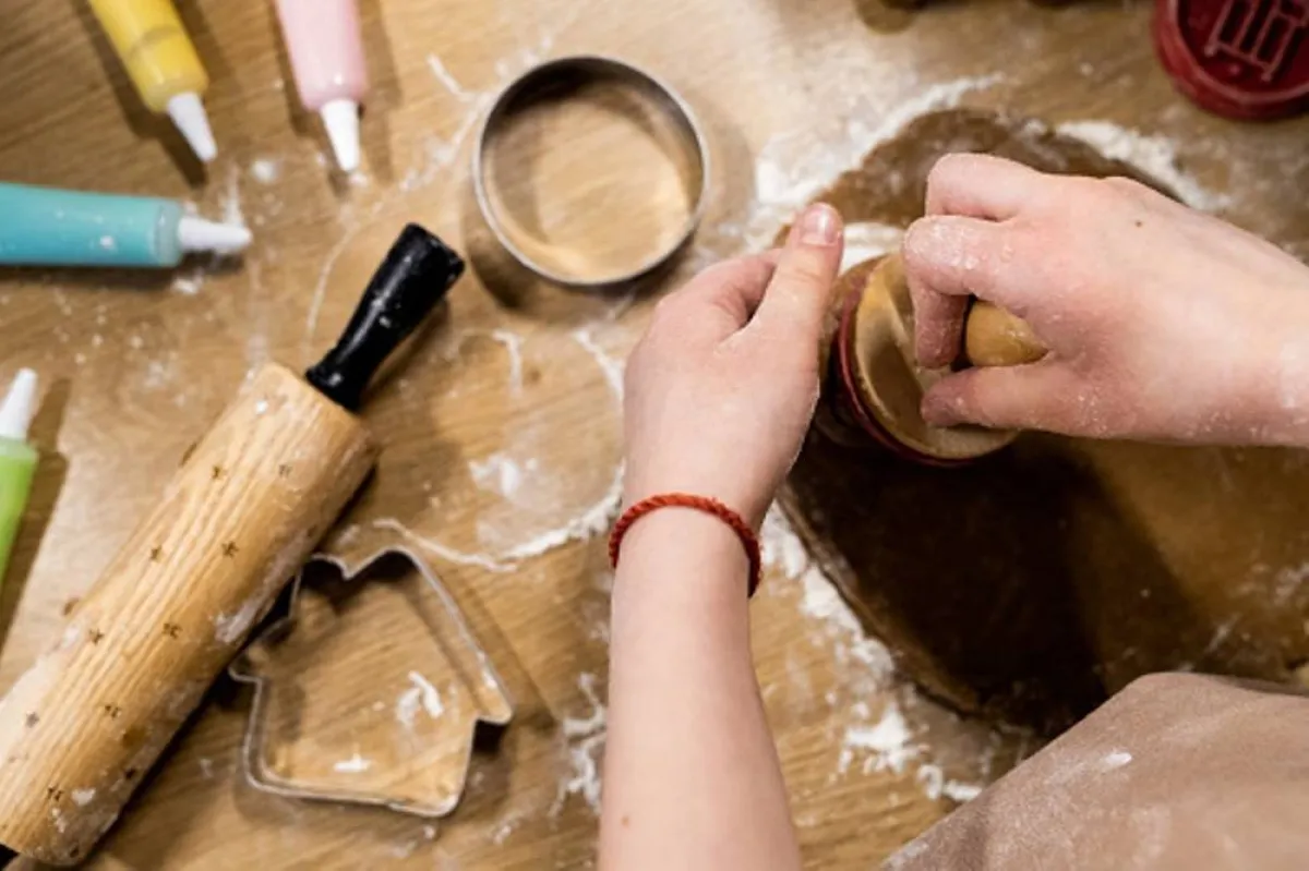 صورة لنشاط يدوي بمساعدة الأم