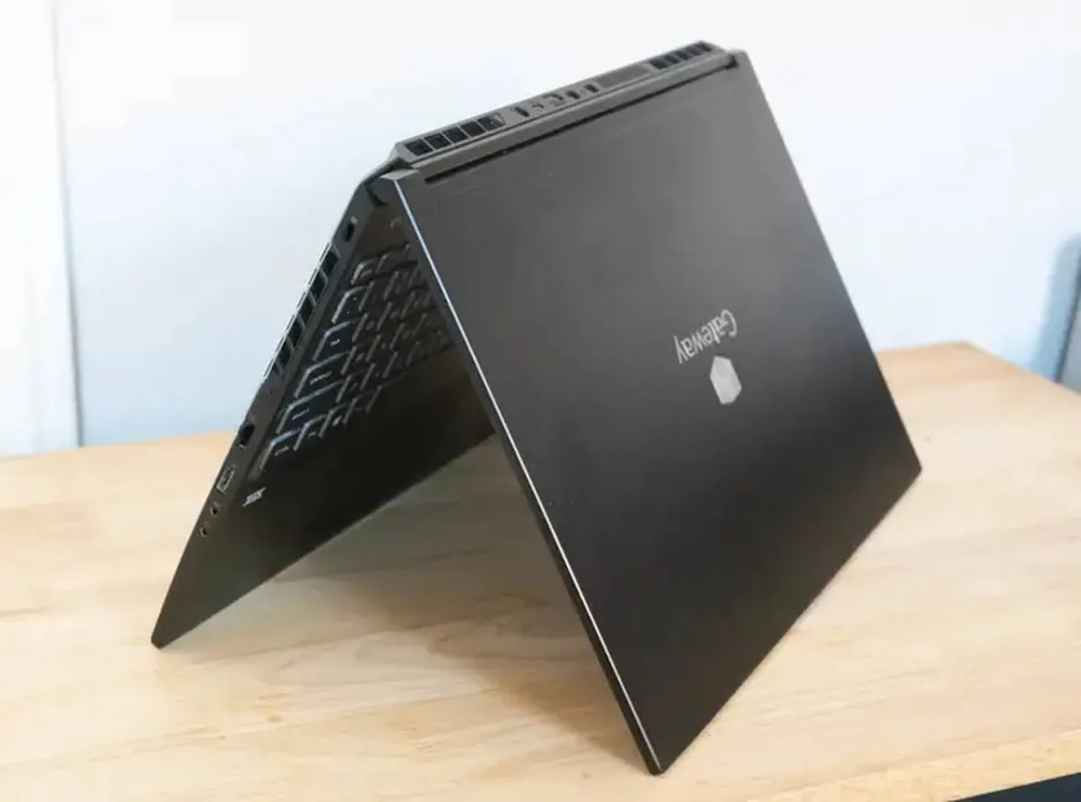 ماذا أفعل عند سكب الماء على جهاز الكمبيوتر الخاص بي؟