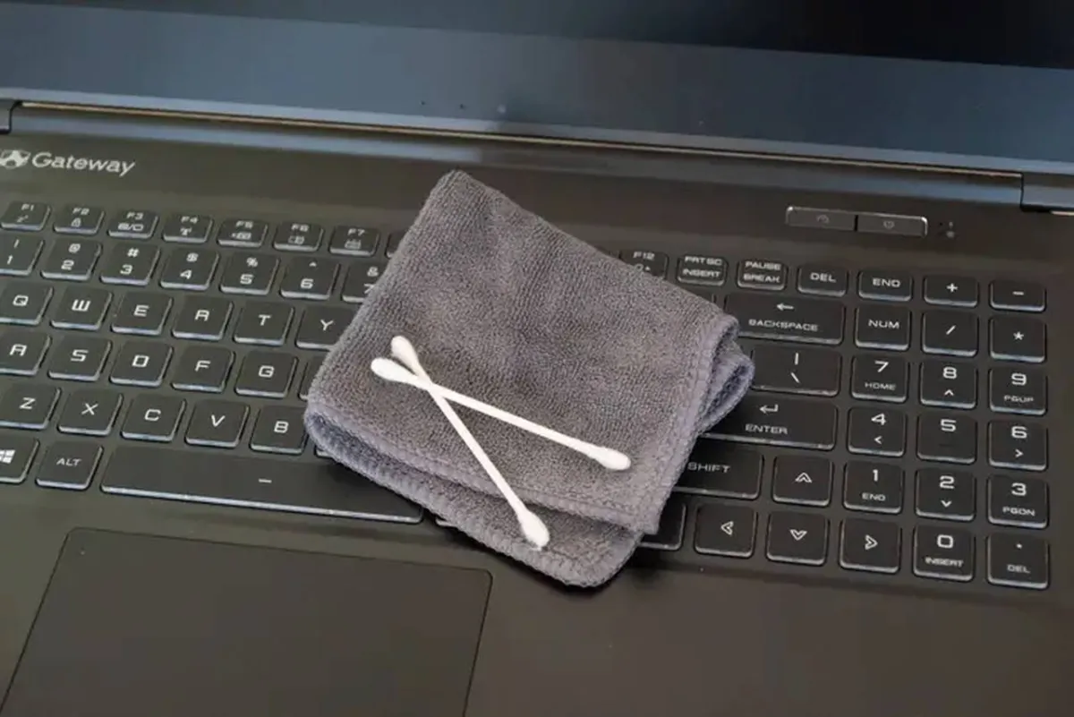 ماذا أفعل عند سكب الماء على جهاز الكمبيوتر الخاص بي؟