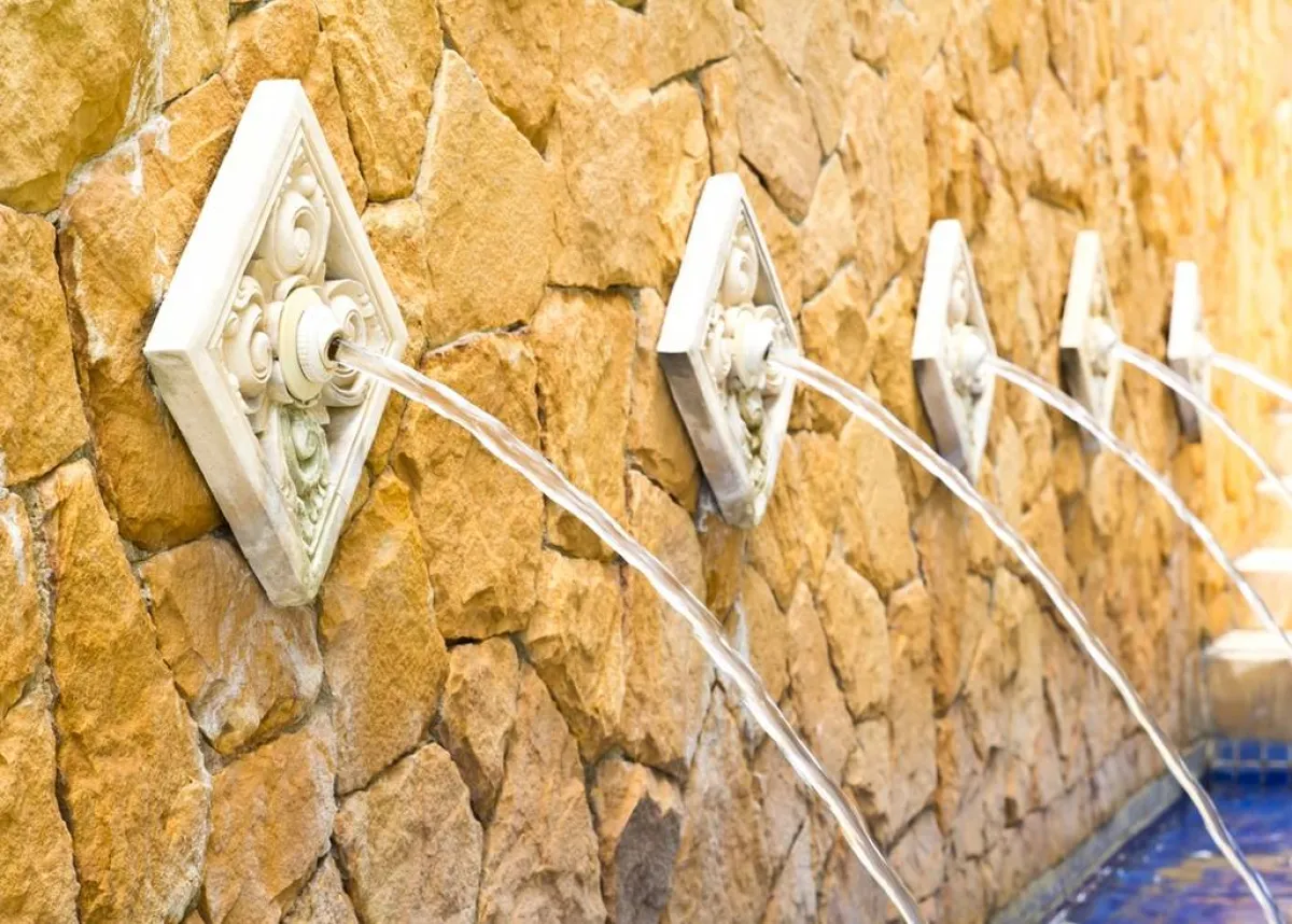 حضور عنصر المياه في حديقة المنزل 