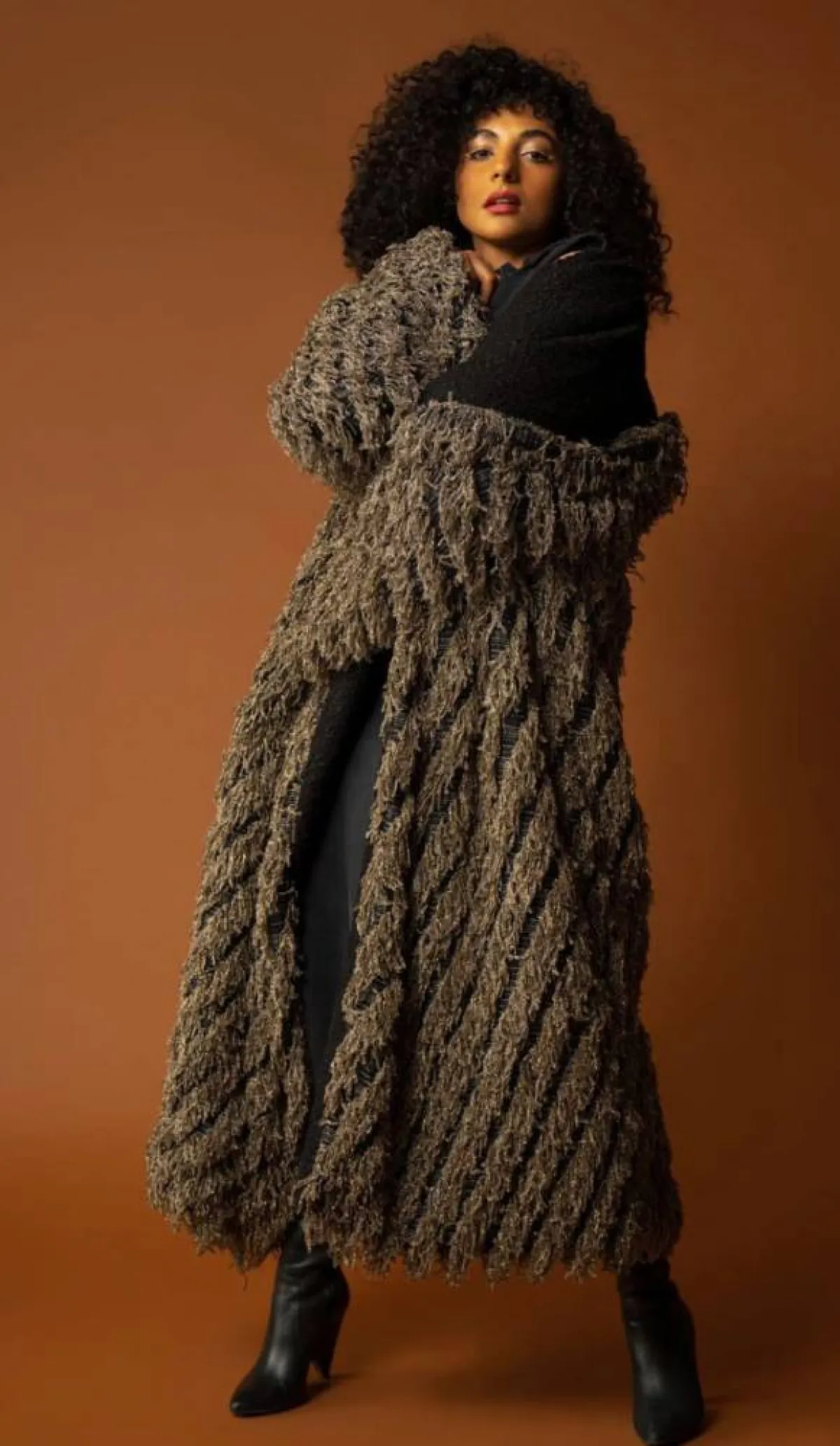  عباية من وحي الكثبان الرملية للمصممة سارة العنتابي