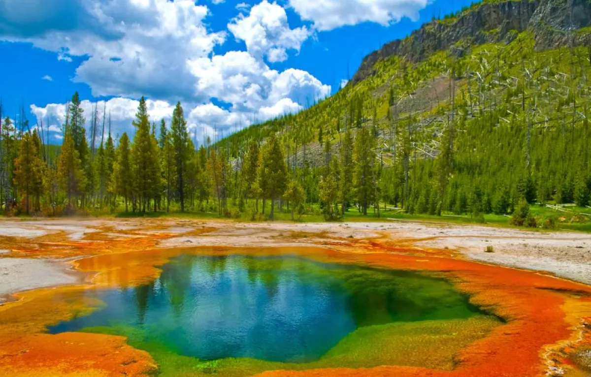 إطلالة على متنزه «يلوستون» الوطني الواقع على قمة بركان خامد