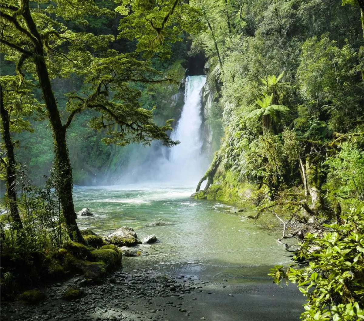 لقطة لأحد الشلالات في حديقة «فيوردلاند» الوطنية