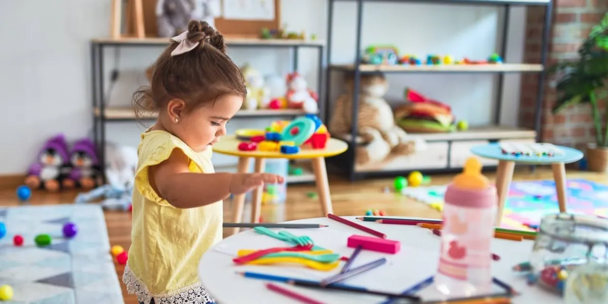 صورة لطفلة في الحضانة