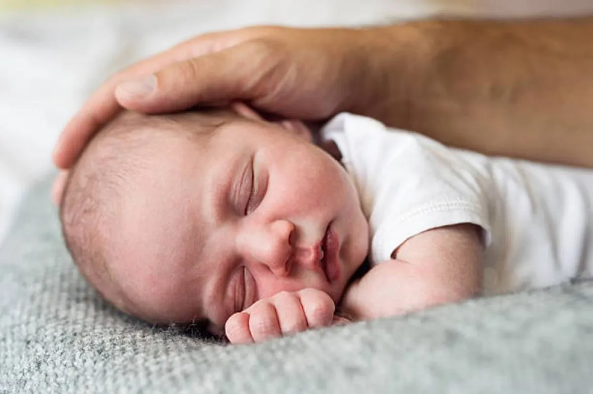 صورة تعبر عن حرص الأب على الإنجاب