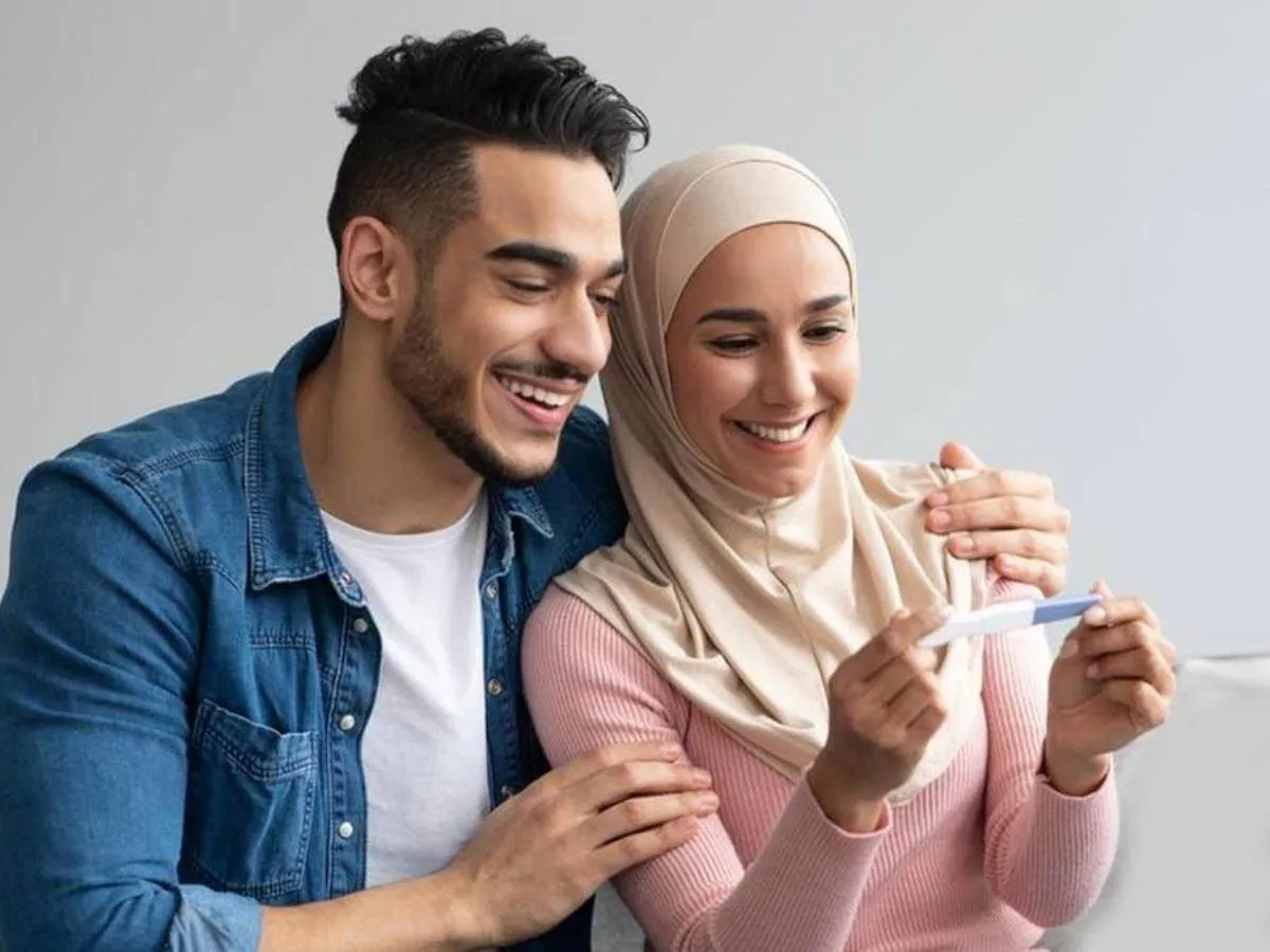 صورة تعبر عن الفرحة بحدوث الحمل الطبيعي أو عن طريق التلقيح