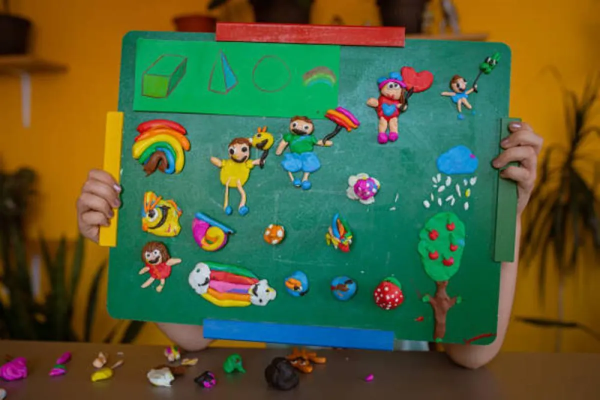 صورة لقصة مصورة يتصفحها الطفل