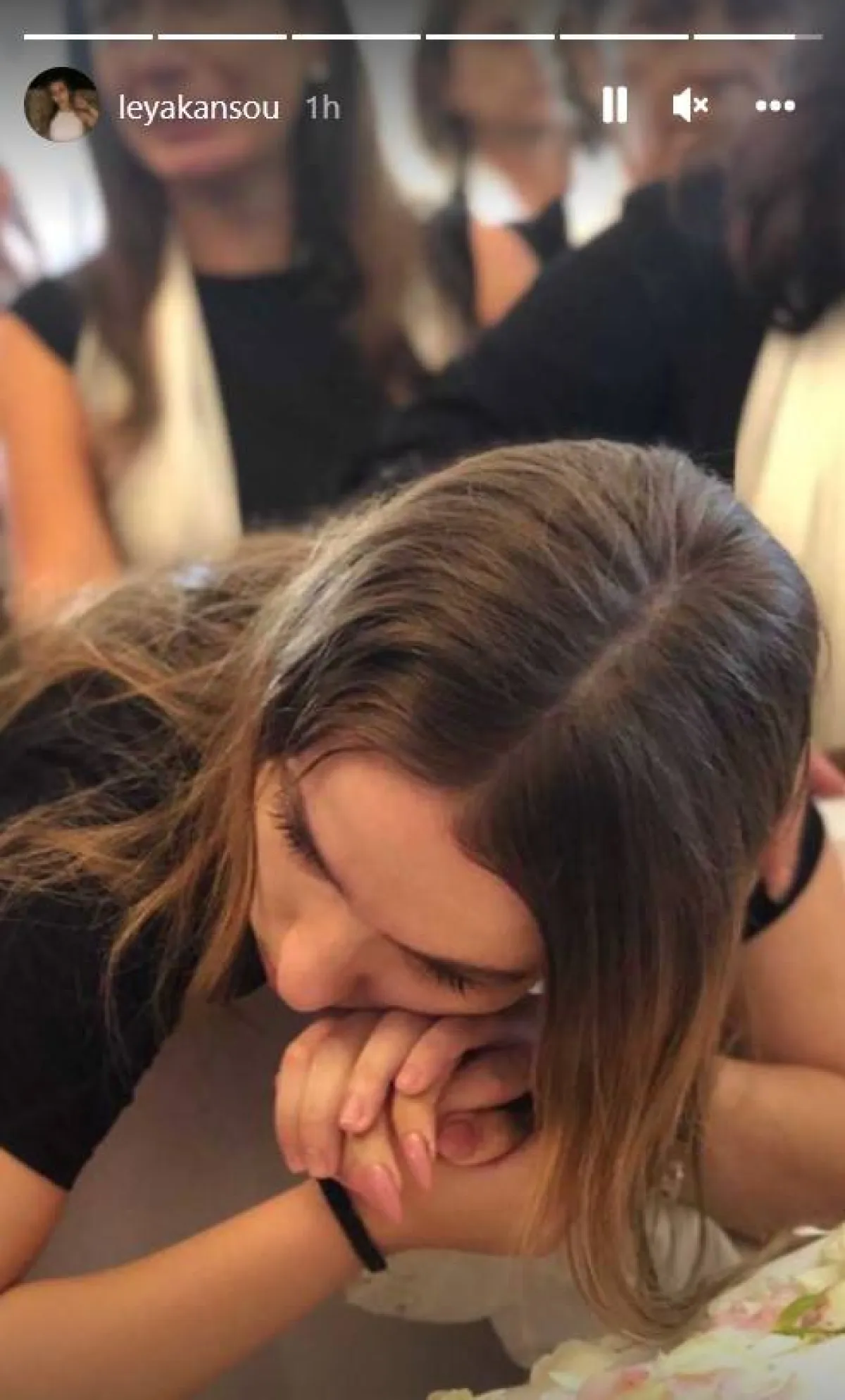 ليا ابنة لينا الهاني تودع جثمان والدتها  - سكرين شوت من خاصية استوري عبر حسابها على انستغرام