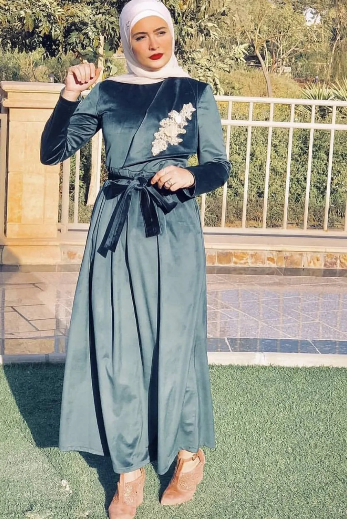 نورهان حسن بفستان قطيفة للسهرة