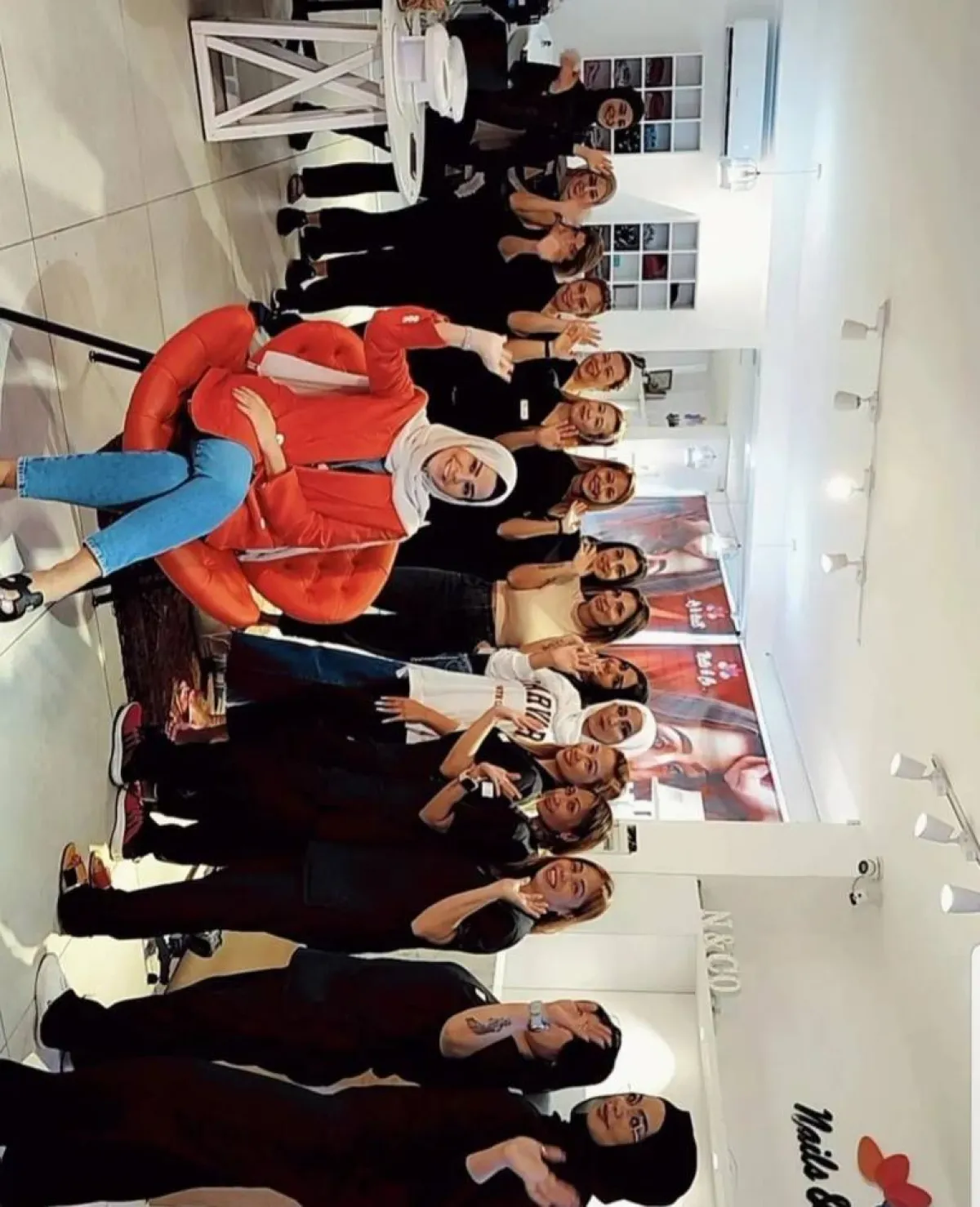 فريق العناية بالجمال  مع الخبيرة سمر خليل