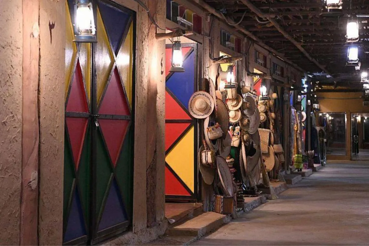 تظهر الصورة الأسواق التراثية في القرية التراثية