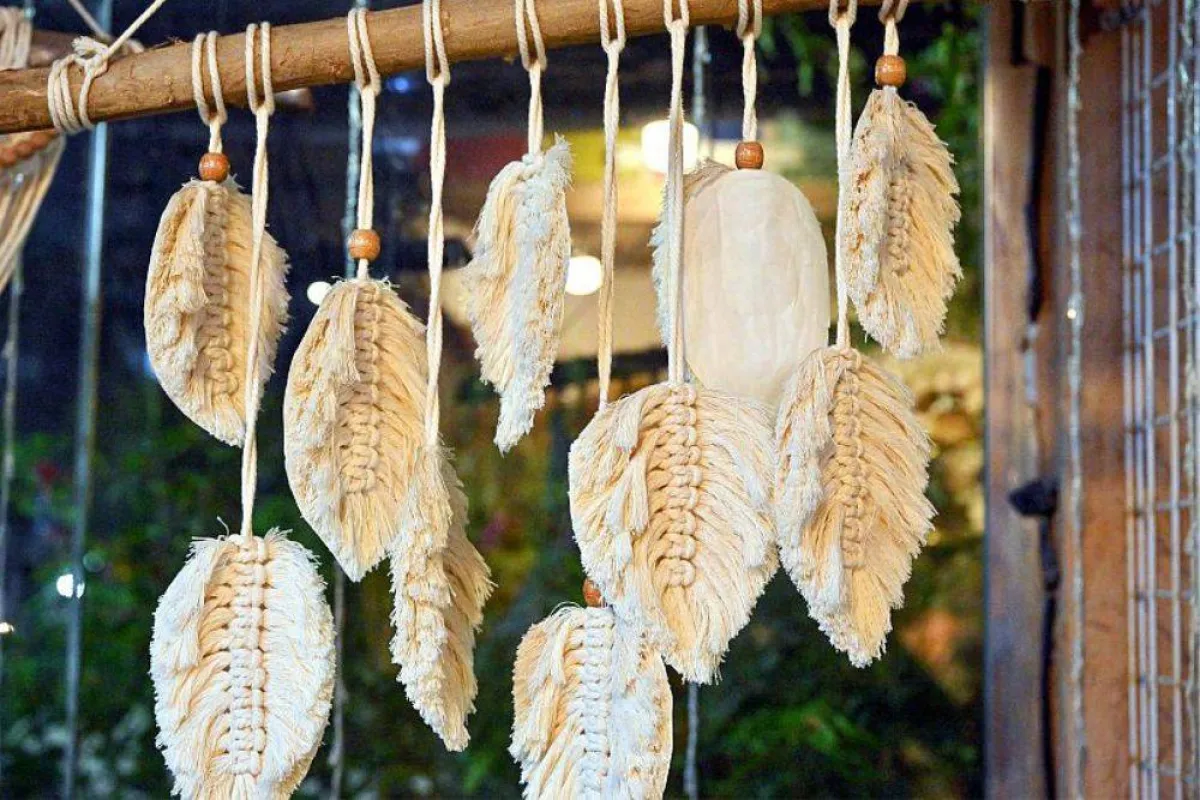 تظهر الصورة جانباً من الحرف اليدوية في القرية التراثية