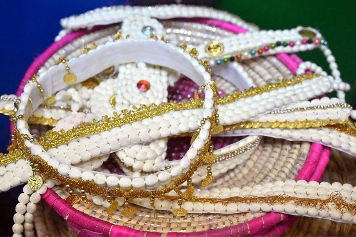 تظهر الصورة جانباً من الحرف اليدوية في القرية التراثية