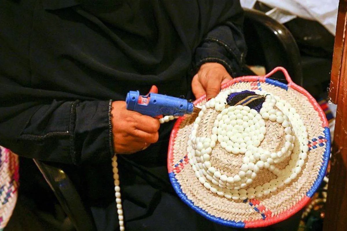 تظهر الصورة جانباً من الحرف اليدوية في القرية التراثية