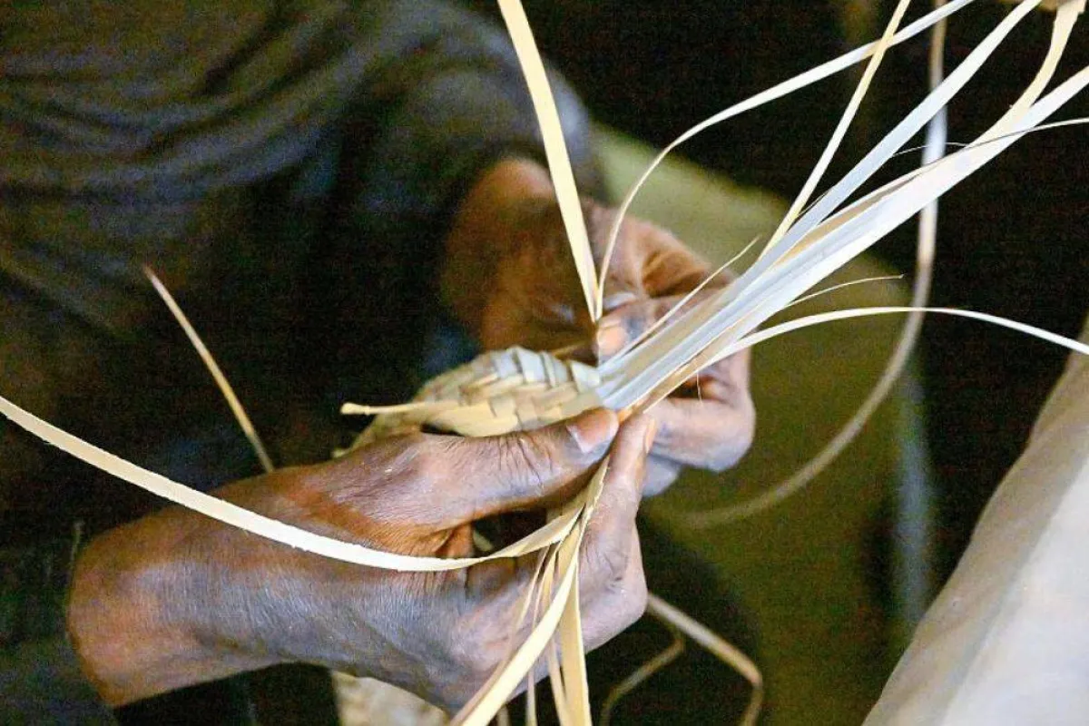 تظهر الصورة جانباً من الحرف اليدوية في القرية التراثية