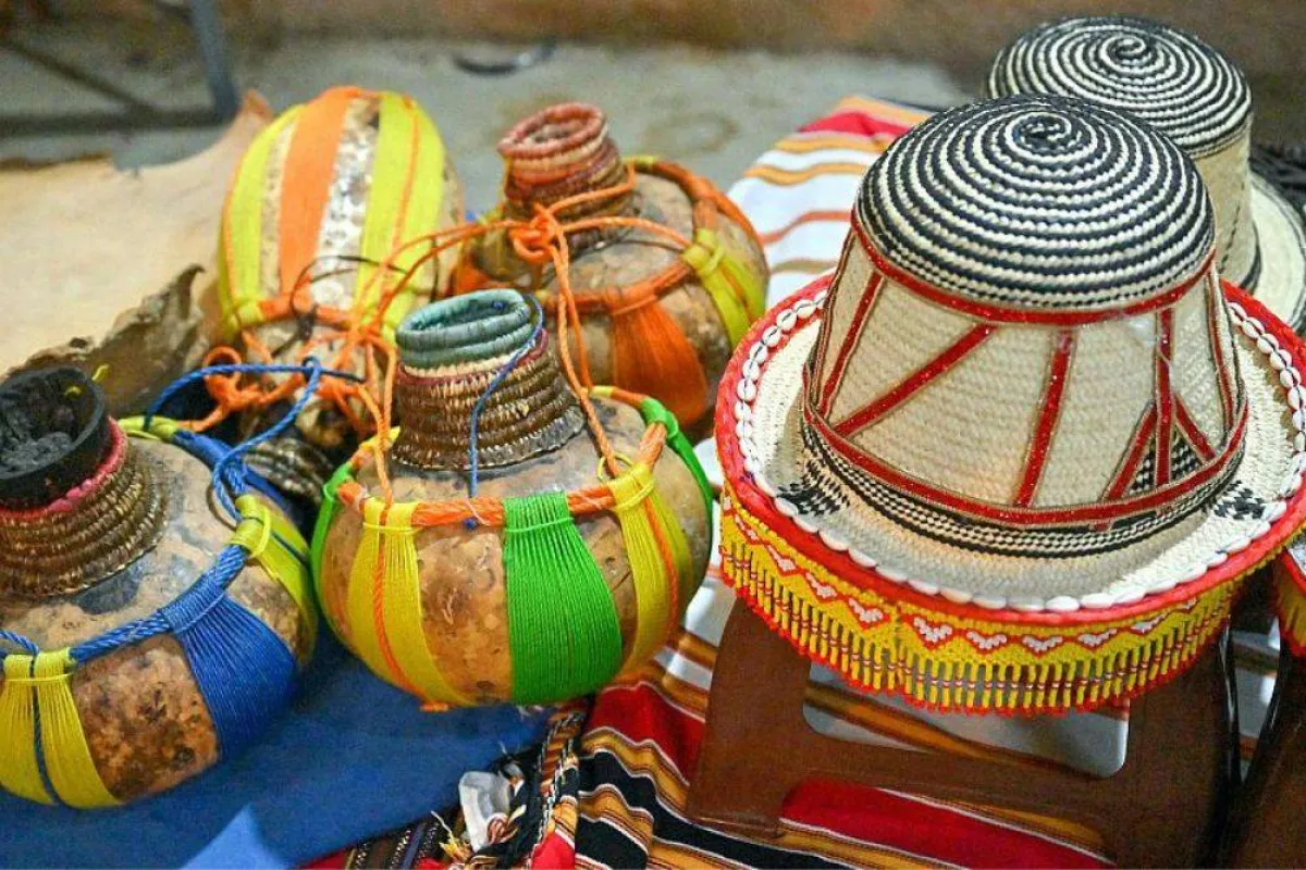 تظهر الصورة جانباً من الحرف اليدوية في القرية التراثية