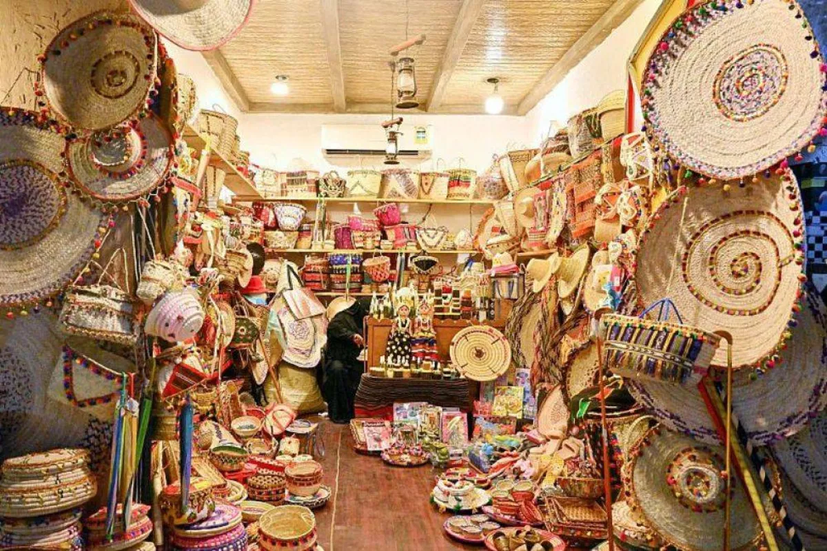 تظهر الصورة جناح الخوص في القرية التراثية