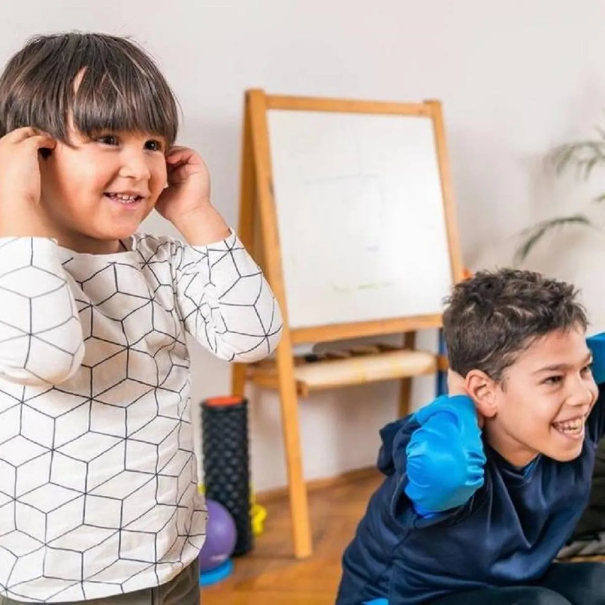 صورة لطفلين يلعبان رياضة