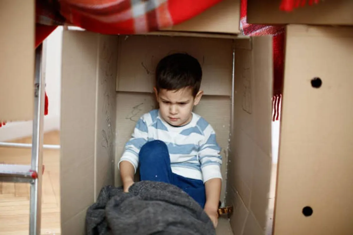 صورة لطفل يختبيء من نداء الأم