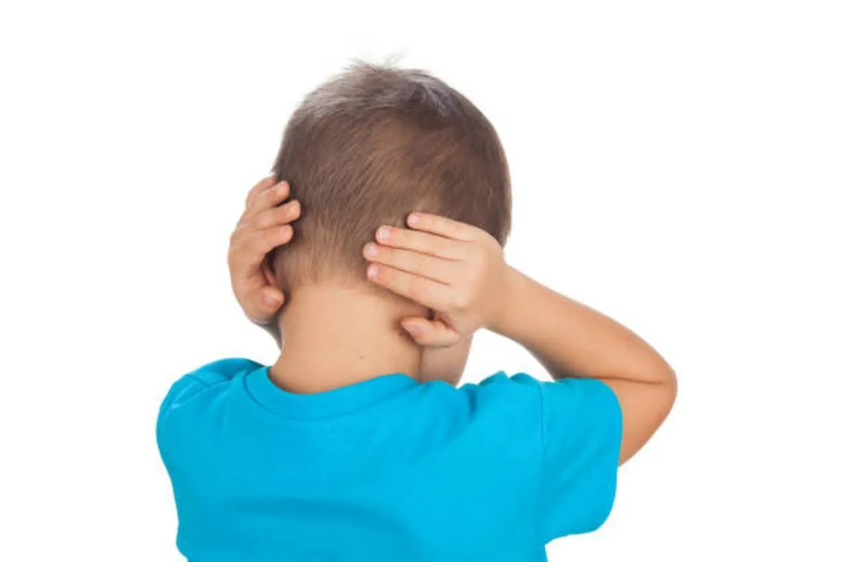 صورة لطفل لا يسمع النداء