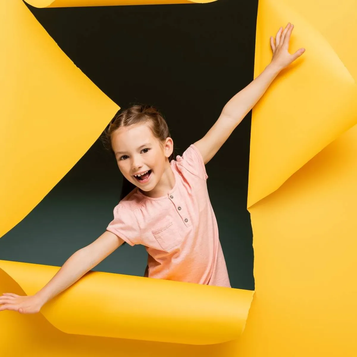 صورة لطفلة واثقة وسعيدة