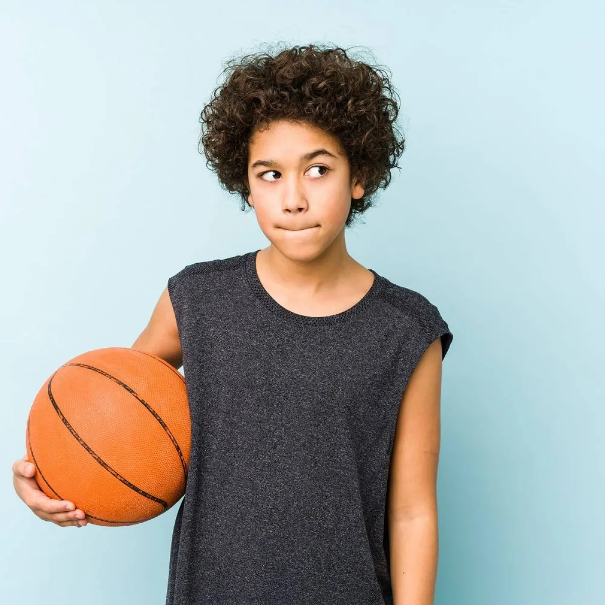 صورة لطفل موهوب بكرة السلة