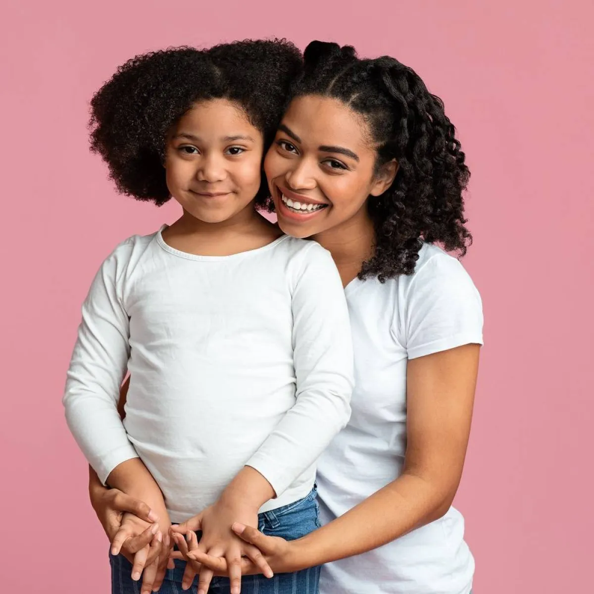 صورة لطفلة وأمها