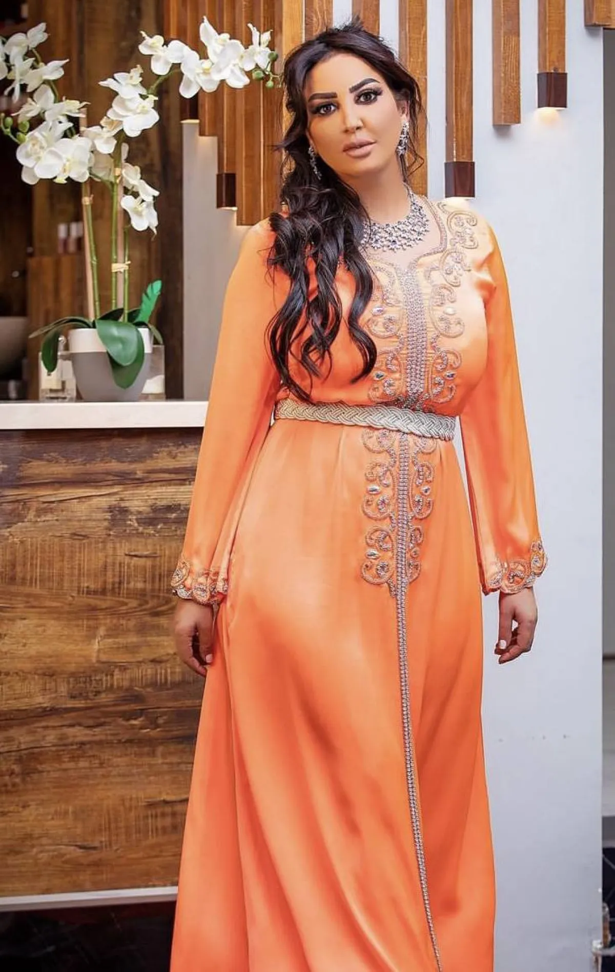 هدى صلاح بقفطان برتقالي فاقع