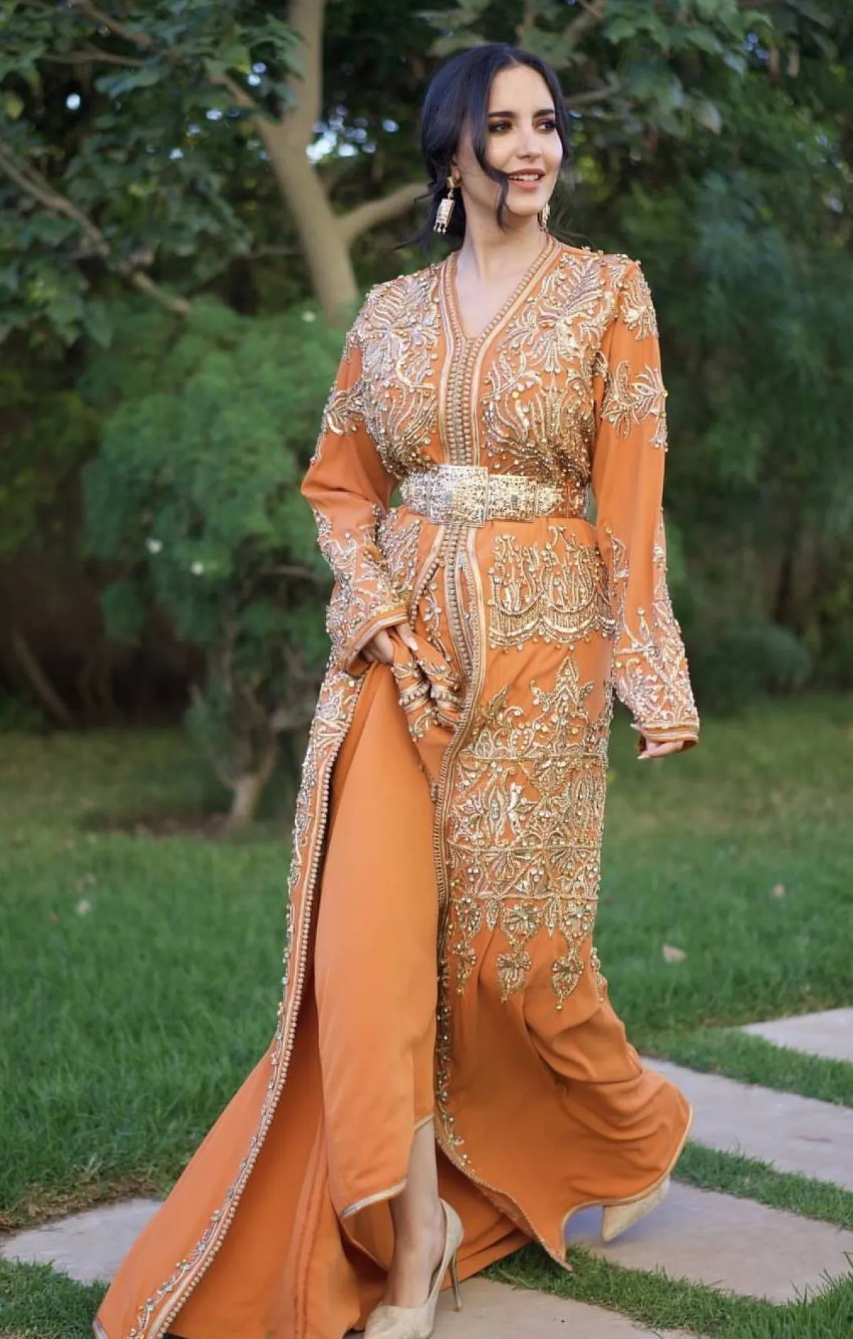 جيهان كيداري بقفطان برتقالي