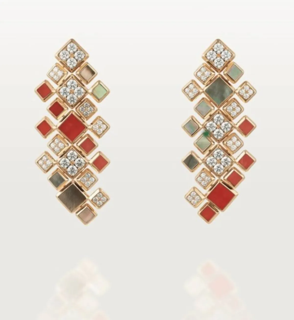 اقراط المرجان مع عرق اللؤلؤ الرمادي والماس من كارتييه cartier