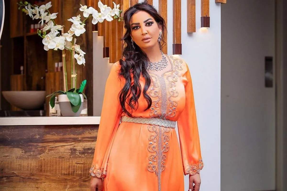 قفاطين باللون البرتقالي