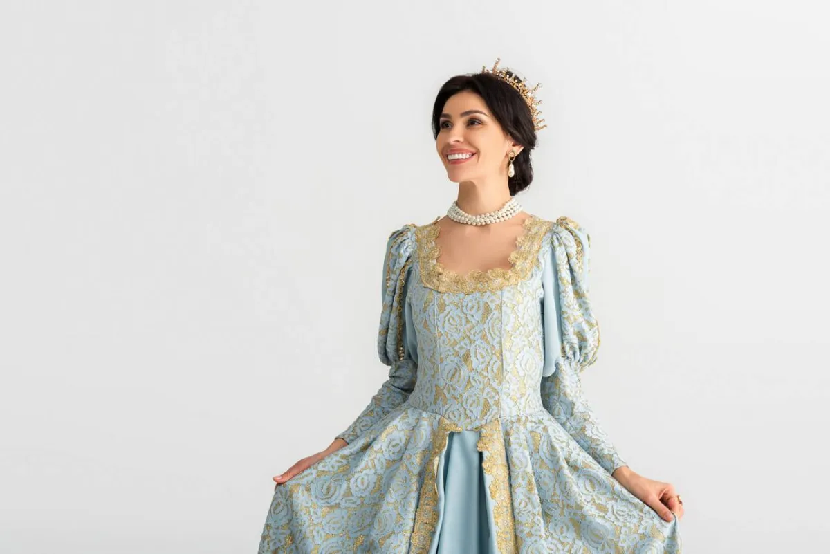 كنزي: الأميرة أو الوردة الجميلة أو أنه اسم مقتبس من الكنز وهو المال