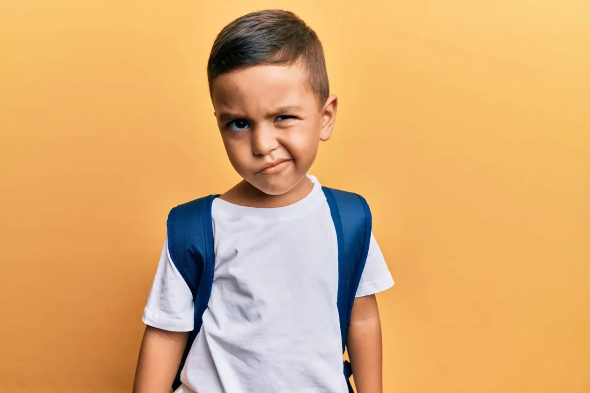 صورة طفل حزين في المدرسة