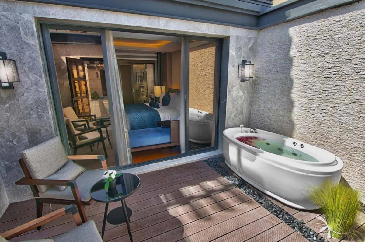 "التراس" في إحدى غرف فندق فندق منتجع وسبا نارسس أبحر