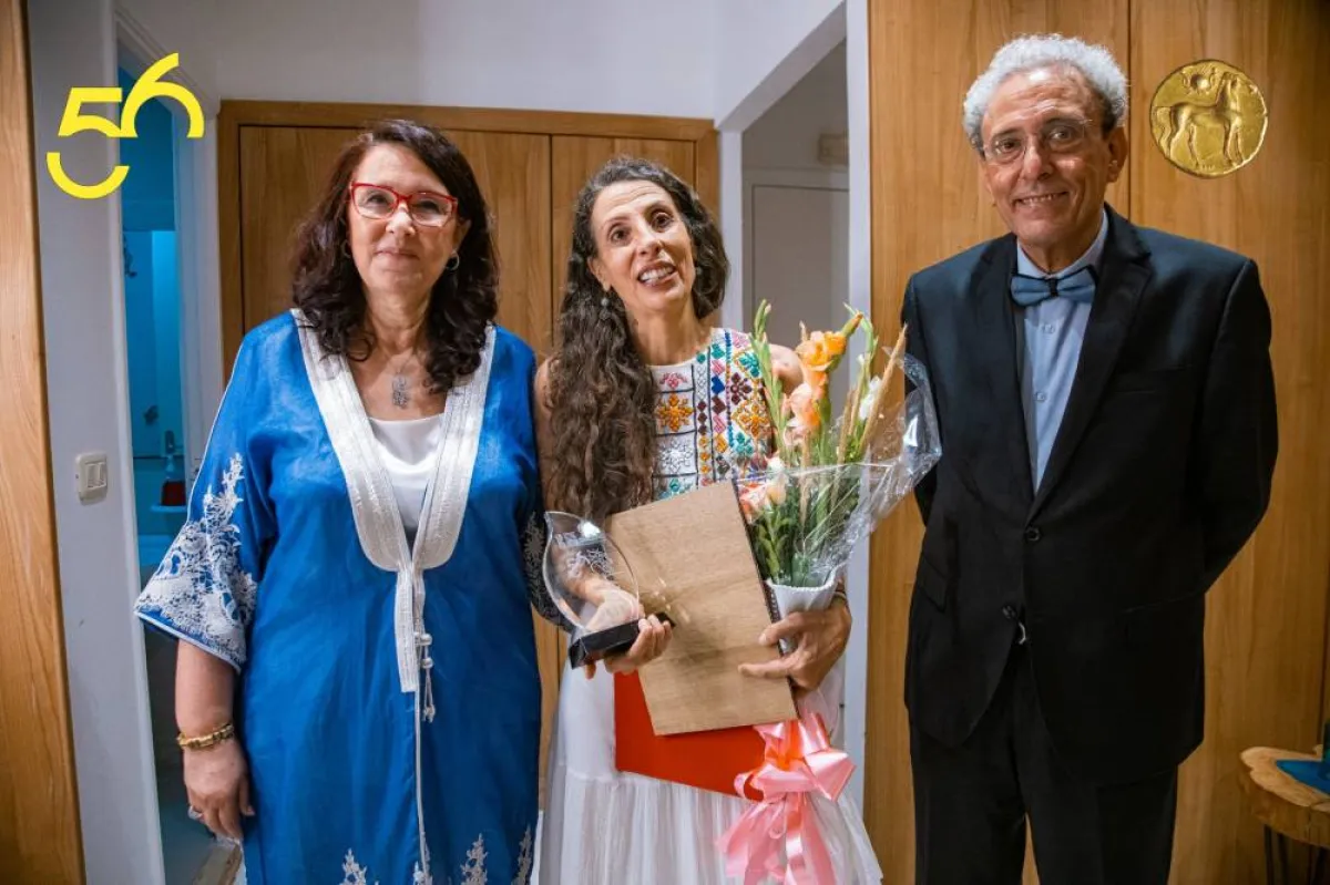 ليلى طوبال تحمل سلة الورد بين وزيرة الثقافة ومدير مهرجان قرطاج