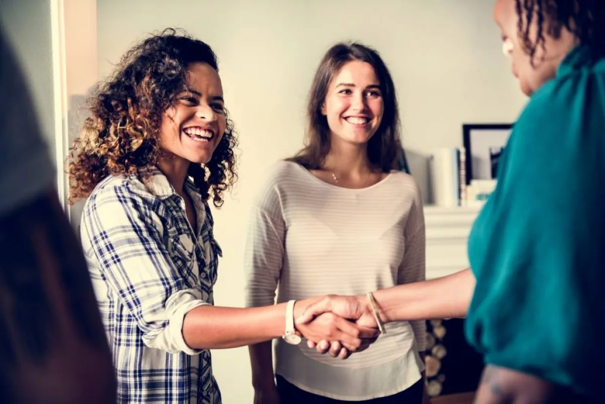 من الواجب الامتناع عن نقل الأحاديث بين المجالس