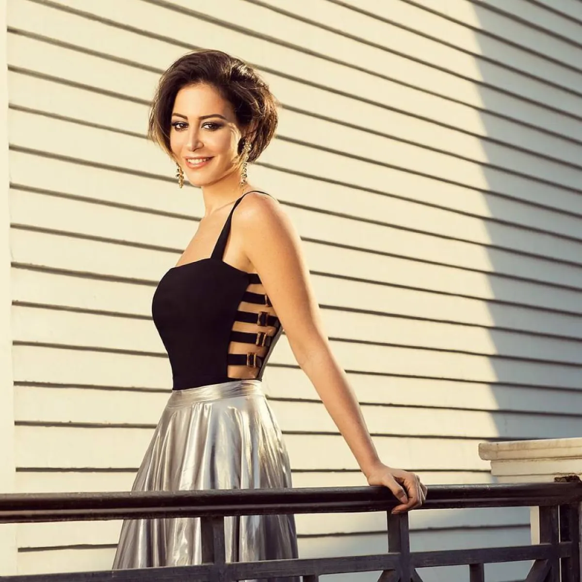 منة شلبي ببلوزة باللون الأسود 